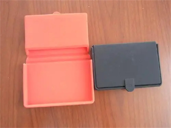 What are the characteristics and advantages of silicone business card holders?