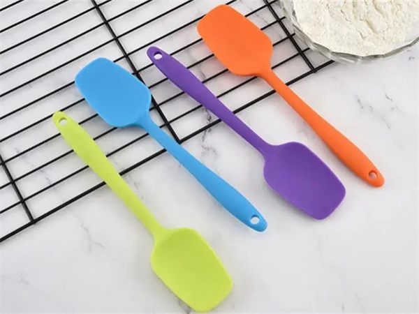 What is the difference between silicone shovel and wooden shovel?