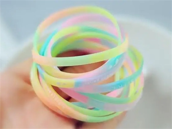 One article introduces you to what silicone jewelry is