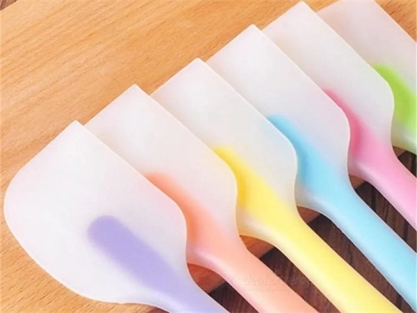 How to make a color gradient integrated silicone scraper?