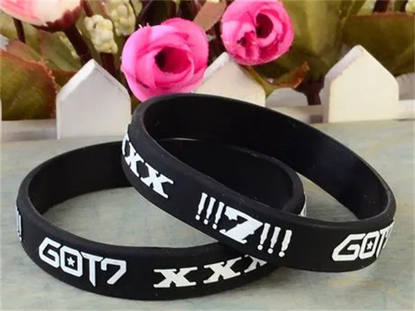 Where did the popularity of silicone bracelets originate from?