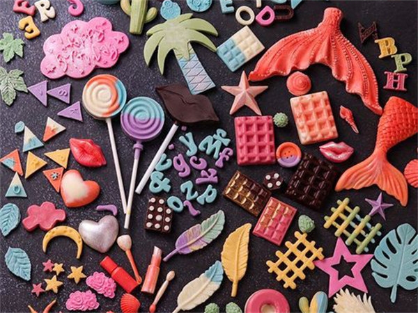 What is the difference between silicone products and plastic products?