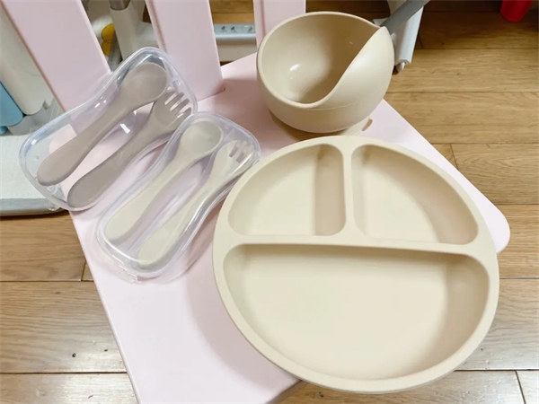What should I do if silicone tableware is greasy and difficult to wash?