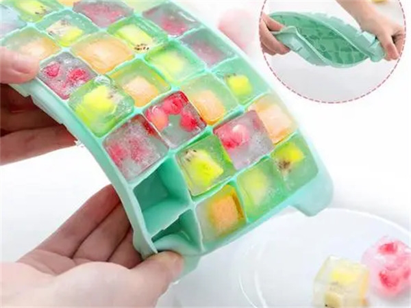 What are the details to pay attention to when customizing silicone ice grids?