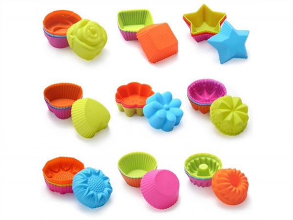Can silicone cake molds be used for baking cakes?