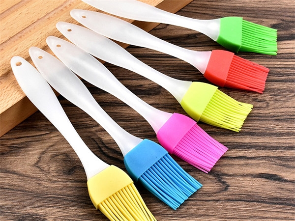 What are the advantages and usage precautions of silicone oil brushes?