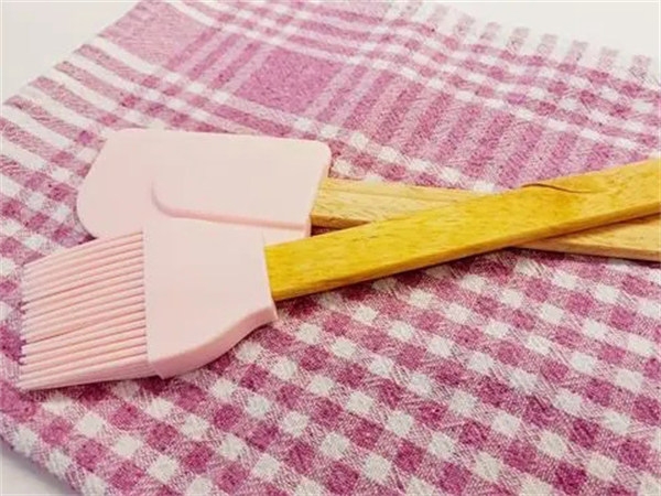 What is the maximum temperature that a silicone shovel can withstand?