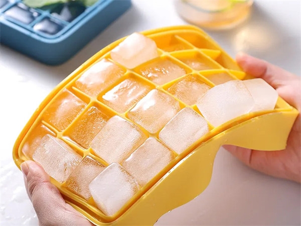 How to remove the ice from the ice grid?