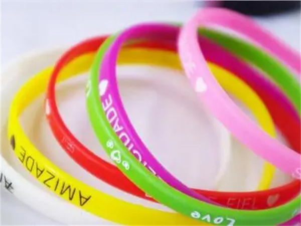 What are the characteristics of silicone wristbands? Is there any elasticity?
