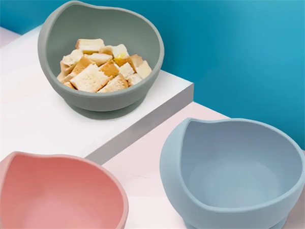 Can silicone bowls still be used if they become moldy?