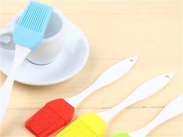 Why do people prefer silicone oil brushes over old-fashioned ones?