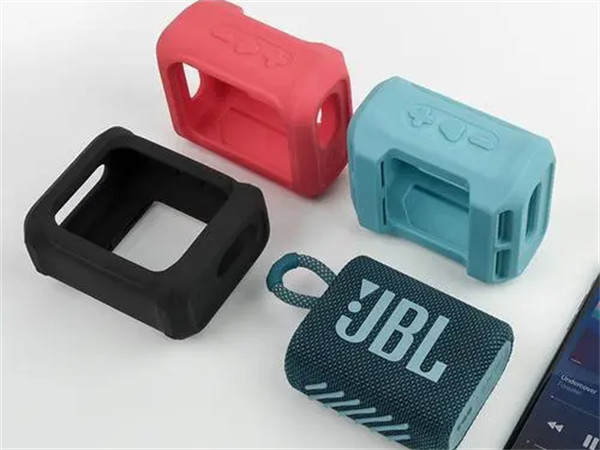 What are the characteristics of silicone speaker cases?