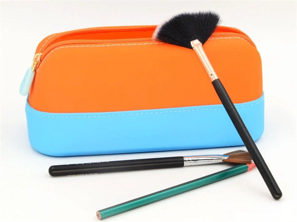 How to color silicone makeup bags during production?