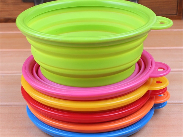 What are the benefits of using silicone folding bowls for pets?